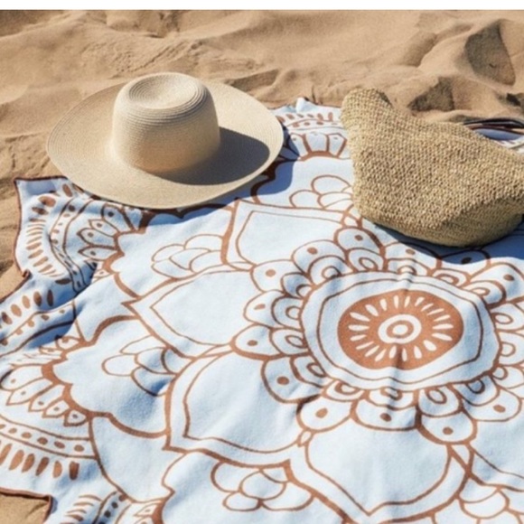 COPY - ViX Paula Hermanny Lotus Towel. New! 100% Polyester. Never used! - Picture 1 of 5